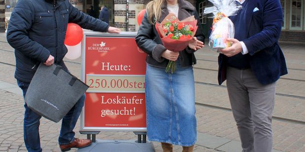 Dietmar Hoppe, Geschäftsführer Bürgerpark-Tombola Kirsten Schneider, Gewinnerin Stefan Dorster, Centermanager Weserpark Bremen, Foto: Simone Tückmantel