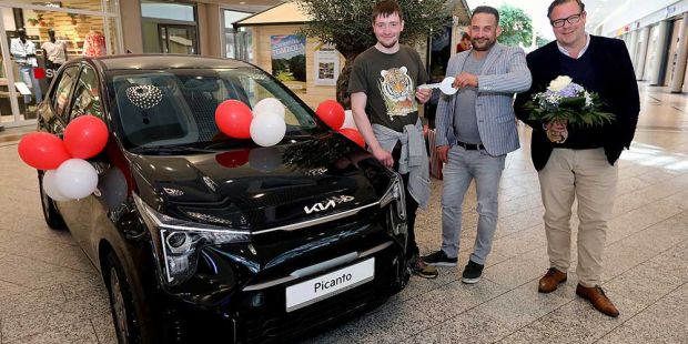 V.l.n.r.: Jonas Daniel Reinhardt, Gewinner, Lars Fröhlke, KIA Vertriebsleiter Bremen, Stefan Dorster, Centermanager Weserpark, Foto: Martin Rospek