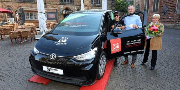 Übergabe des VW ID.3 der Spielbank Bremen an die Gewinnerin Hanna Proetzel, Foto: Martin Rospek