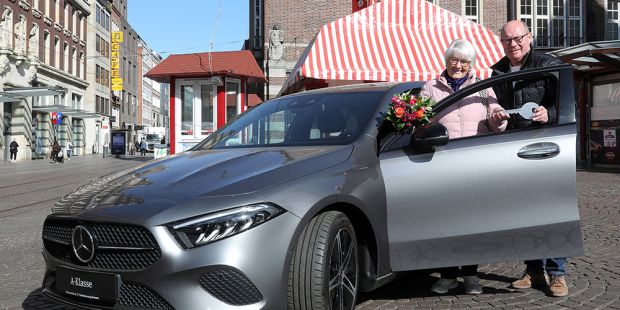 Übergabe des Mercedes A-Klasse an die Gewinnerin Anita Eggert durch den Geschäftsführer der Bürgerpark-Tombola Dietmar Hoppe, Foto: Martin Rospek