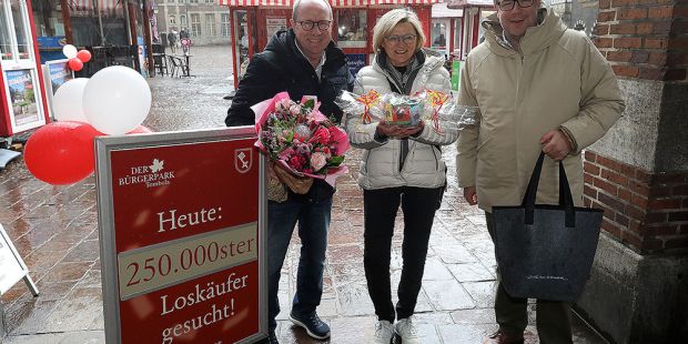 Glückwünsche an die 250.000 Loskäuferin, v.l.n.r.: Dietmar Hoppe, Geschäftsführer Bürgerpark-Tombola Claudia Krall-Nowack, Gewinnerin Stefan Dorster, Centermanager Weserpark Bremen, Foto: Martin Rospek