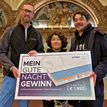 Übergabe des Gutscheins für eine individuell angepasste 24-Zonen-Premium-Matratze durch den Sponsor "schlafTEQ Bremen" (vertreten durch Thomas Dannenfeldt, links) an den Gewinner Benjamin Lam (rechts)..