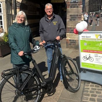 Übergabe des E-Bikes QWIC Premium durch den Sponsor Bernd Wellbrock (Inhaber "Velo-Sport", rechts) an die Gewinnerin Heike Feldmann (links).