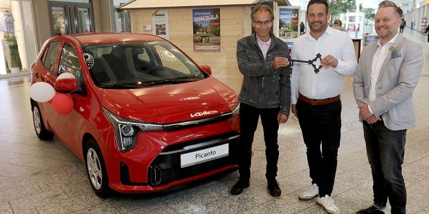 Übergabe, v.l.n.r.: Dirk Knaak, Gewinner Lars Fröhlke, Werner Automobile, KIA Vertriebsleiter Frank Trompeter, Centermanager Weserpark, Foto: Martin Rospek