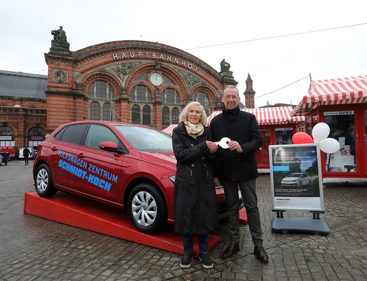 Auto Übergabe: Links: Margrit Buchholz, Gewinnerin Rechts:  Jörg Meyn, Schmidt+Koch, Foto: Martin Rospek
