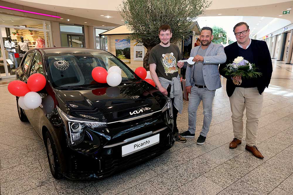 V.l.n.r.: Jonas Daniel Reinhardt, Gewinner, Lars Fröhlke, KIA Vertriebsleiter Bremen, Stefan Dorster, Centermanager Weserpark, Foto: Martin Rospek