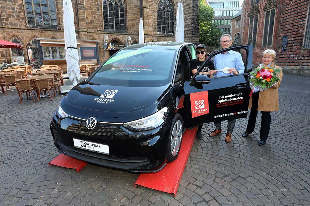 Übergabe des VW ID.3 der Spielbank Bremen an die Gewinnerin Hanna Proetzel, Foto: Martin Rospek
