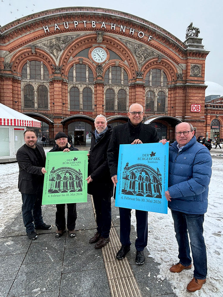 Das neue Losmotiv „Der Bremer Hauptbahnhof“ (v.l.n.r.): Gunnar Sgolik (1. Vorsitzender Förderverein Stadtgarten Vegesack e.V.),  Christof Steuer (1. Vorsitzender Knoops Park e.V.), Tim Großmann (Direktor Bürgerpark), Dr. Andreas Bovenschulte (Bürgermeister), Dietmar Hoppe (Geschäftsführer Bürgerpark-Tombola). Foto: Simone Tückmantel