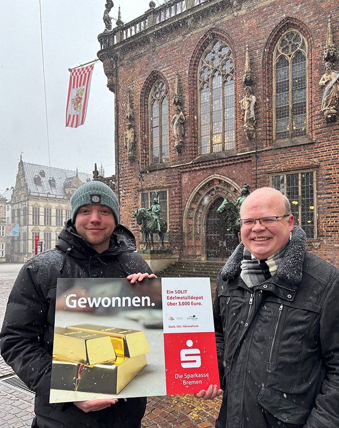 Gewinnübergabe 1. Hauptgewinn Tombola 2026 Links: Fabian Spangenberg, Gewinner Rechts:  Malte Gratenau, Sparkasse Bremen, Foto: Martin Rospek